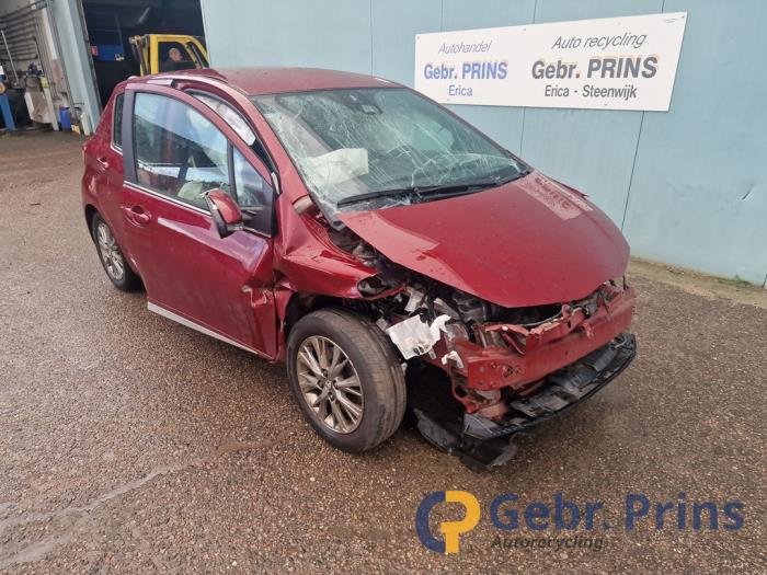 Toyota Yaris III 1.5 16V Dual VVT-iE Sloopvoertuig (2017, Rood)