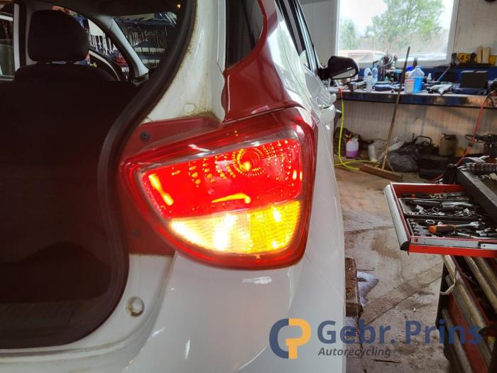 Hyundai i10 1.0 12V Sloopvoertuig (2015, Wit, Rood)