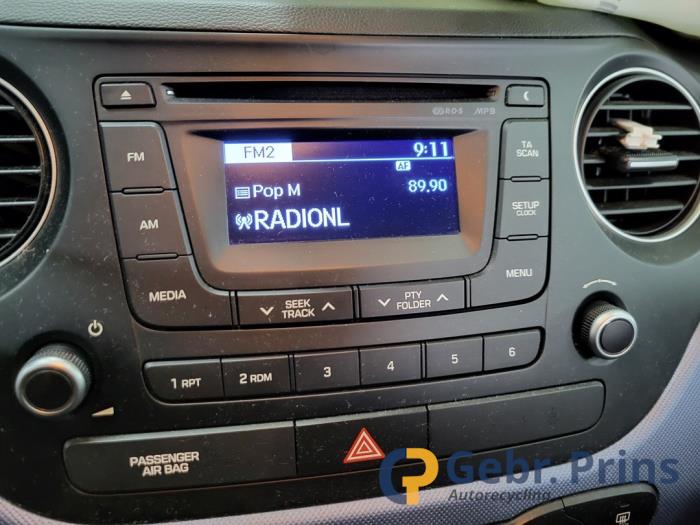 Hyundai i10 1.0 12V Sloopvoertuig (2015, Wit, Rood)