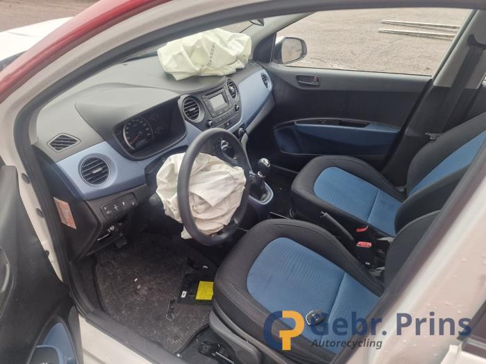 Hyundai i10 1.0 12V Sloopvoertuig (2015, Wit, Rood)