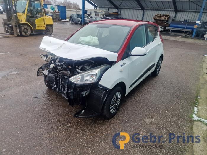 Hyundai i10 1.0 12V Sloopvoertuig (2015, Wit, Rood)