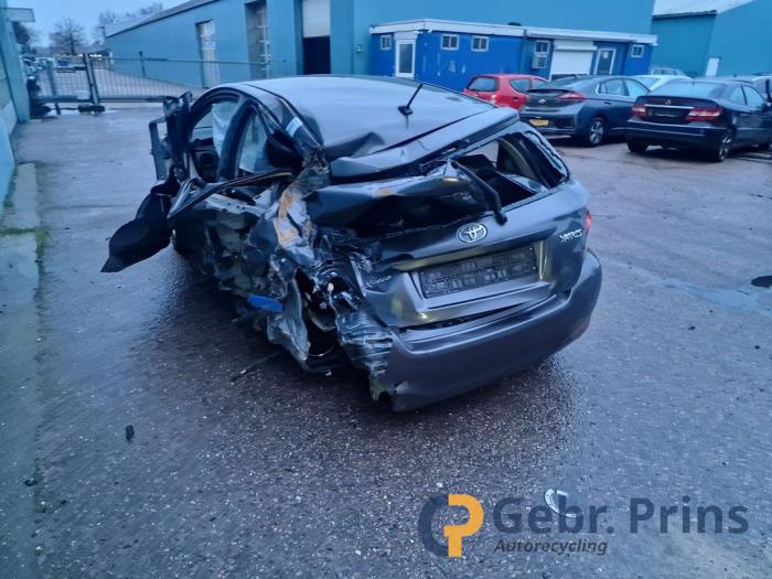 Toyota Yaris III 1.0 12V VVT-i Sloopvoertuig (2012, Grijs)