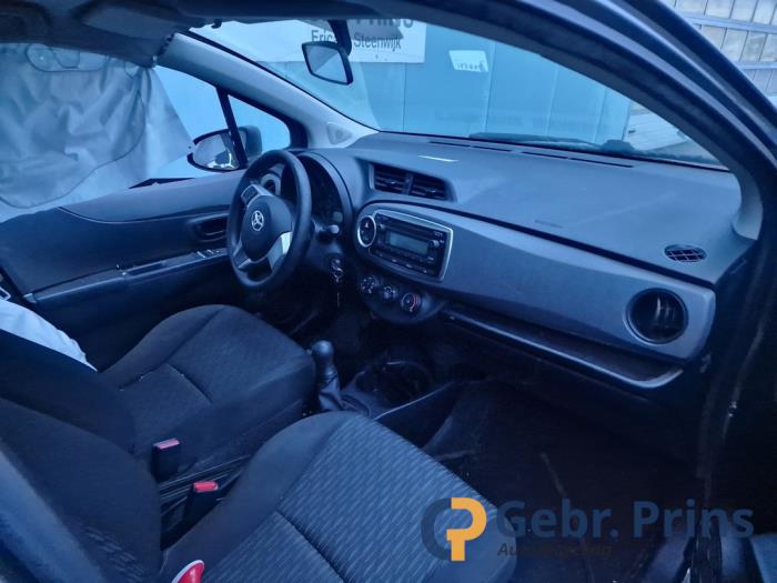 Toyota Yaris III 1.0 12V VVT-i Sloopvoertuig (2012, Grijs)