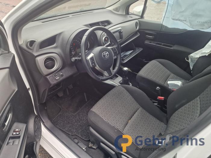 Toyota Yaris III 1.0 12V VVT-i Sloopvoertuig (2014, Wit)