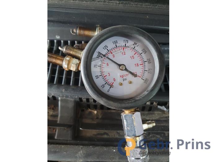 Toyota Yaris III 1.33 16V Dual VVT-I Sloopvoertuig (2011, Grijs)