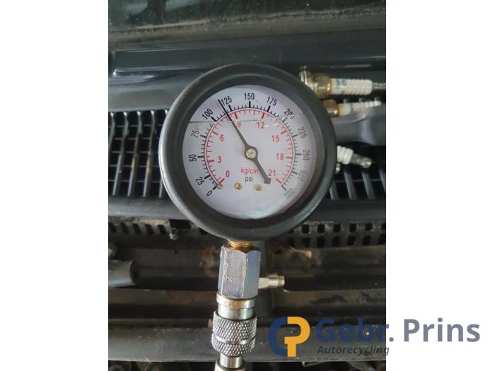 Toyota Yaris III 1.33 16V Dual VVT-I Sloopvoertuig (2011, Grijs)