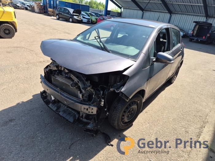 Toyota Yaris III 1.33 16V Dual VVT-I Sloopvoertuig (2011, Grijs)