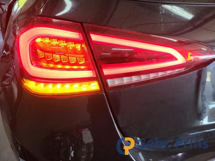 Mercedes A 1.5 A-180d Sloopvoertuig (2019, Metallic, Zwart)