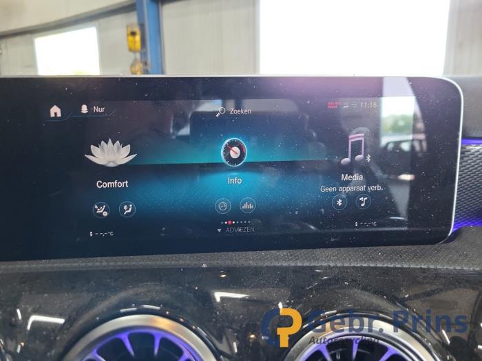 Mercedes A 1.5 A-180d Sloopvoertuig (2019, Metallic, Zwart)