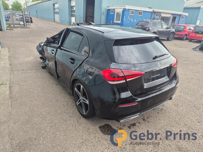 Mercedes A 1.5 A-180d Sloopvoertuig (2019, Metallic, Zwart)