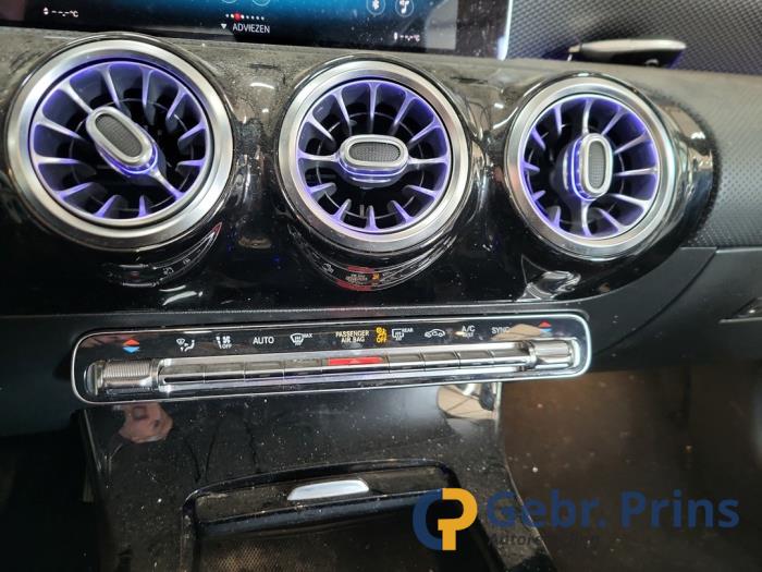 Mercedes A 1.5 A-180d Sloopvoertuig (2019, Metallic, Zwart)