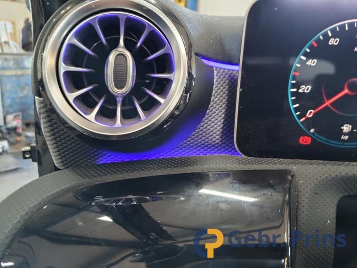 Mercedes A 1.5 A-180d Sloopvoertuig (2019, Metallic, Zwart)