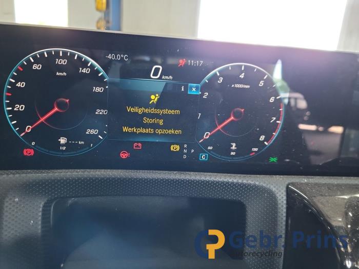 Mercedes A 1.5 A-180d Sloopvoertuig (2019, Metallic, Zwart)