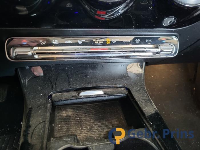 Mercedes A 1.5 A-180d Sloopvoertuig (2019, Metallic, Zwart)