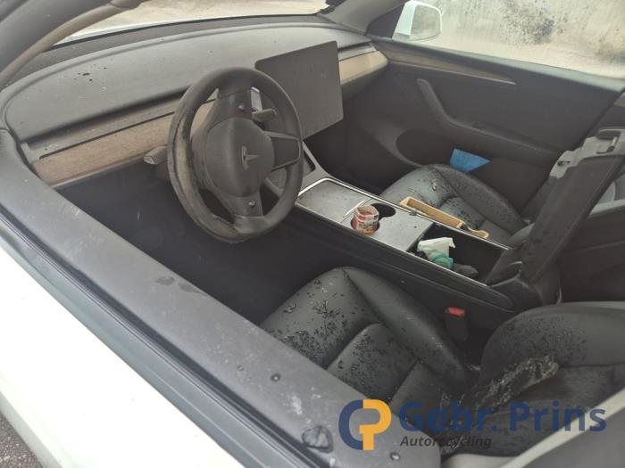 Tesla Model Y RWD Sloopvoertuig (2023, Wit)