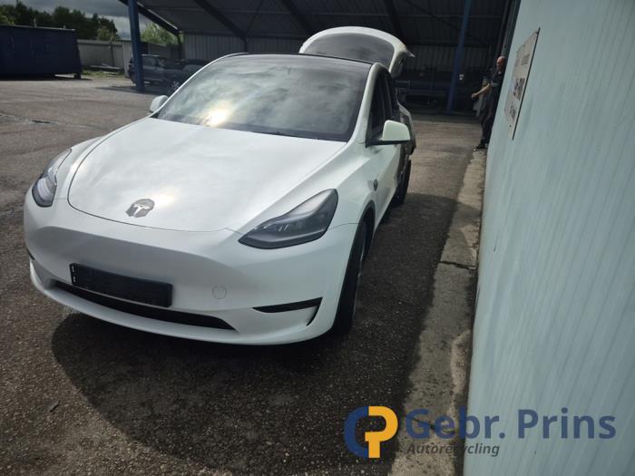 Tesla Model Y RWD Sloopvoertuig (2023, Wit)