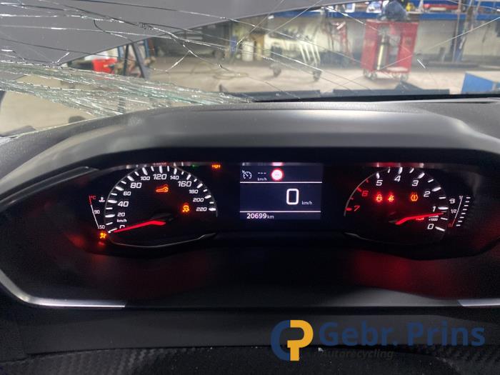 Peugeot 2008 1.2 VTi 12V PureTech 130 Sloopvoertuig (2021, Grijs)