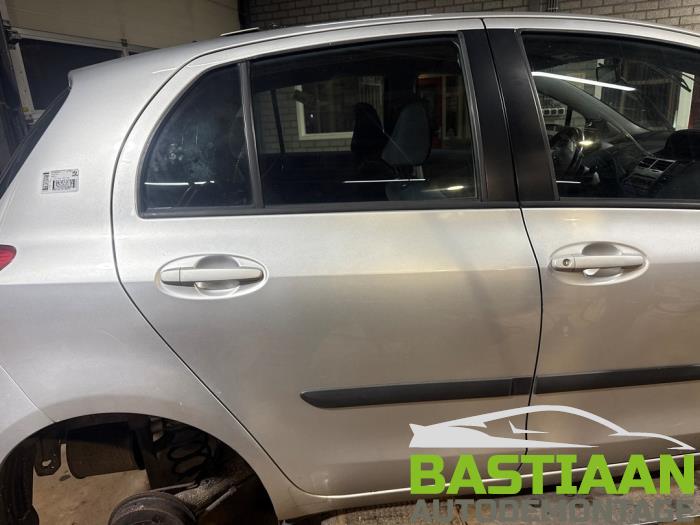 Toyota Yaris II 1.33 16V Dual VVT-I Sloopvoertuig (2010, Grijs)