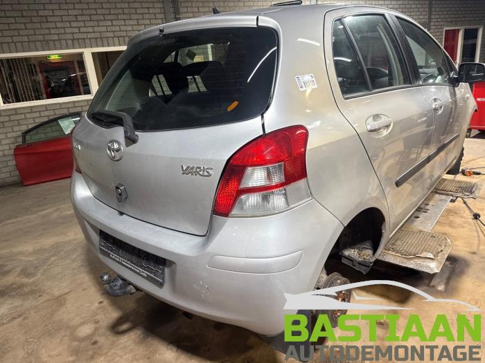 Toyota Yaris II 1.33 16V Dual VVT-I Sloopvoertuig (2010, Grijs)