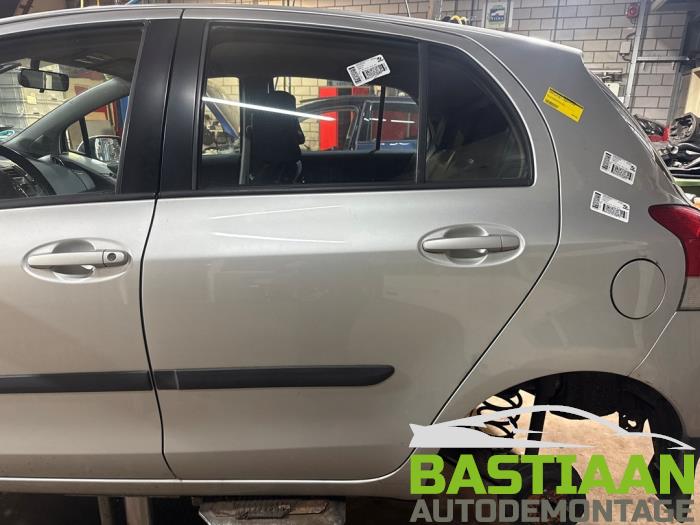 Toyota Yaris II 1.33 16V Dual VVT-I Sloopvoertuig (2010, Grijs)