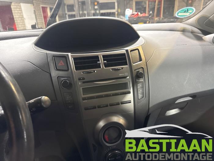 Toyota Yaris II 1.33 16V Dual VVT-I Sloopvoertuig (2010, Grijs)