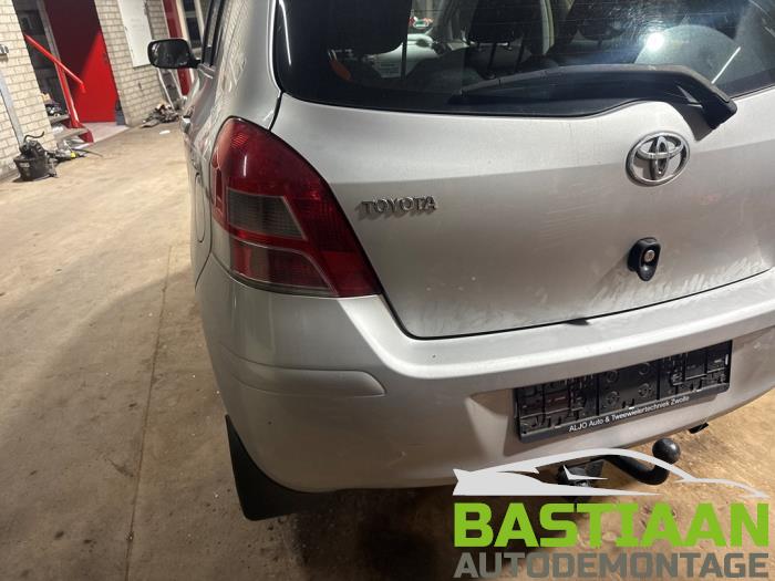 Toyota Yaris II 1.33 16V Dual VVT-I Sloopvoertuig (2010, Grijs)