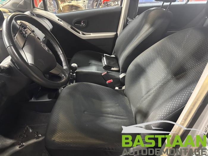 Toyota Yaris II 1.33 16V Dual VVT-I Sloopvoertuig (2010, Grijs)