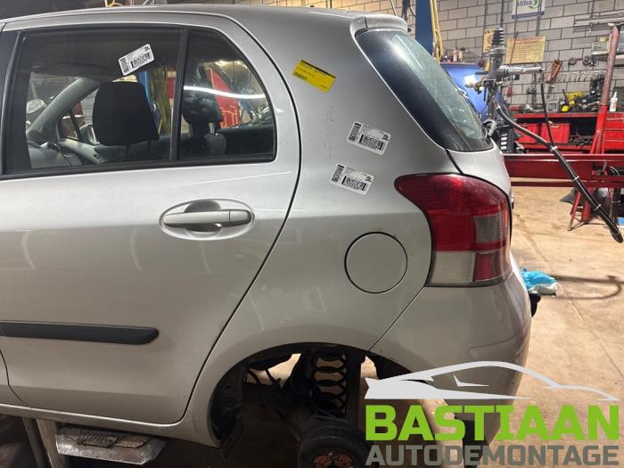 Toyota Yaris II 1.33 16V Dual VVT-I Sloopvoertuig (2010, Grijs)