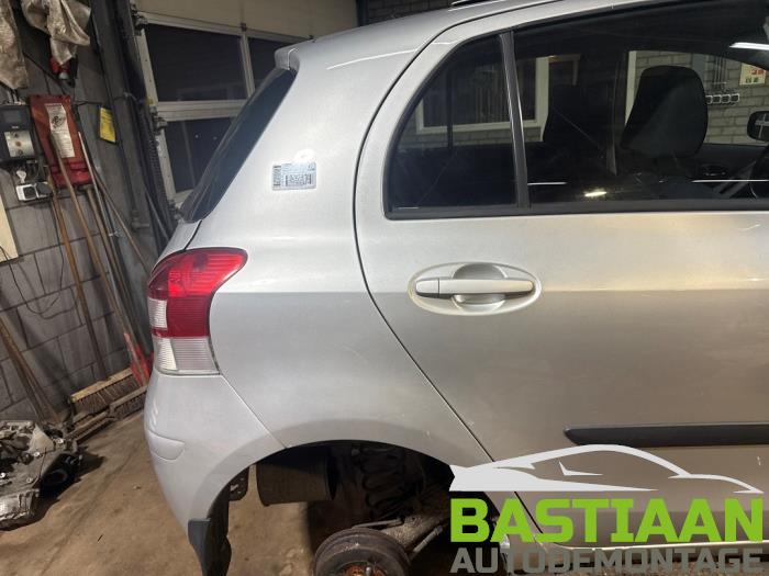 Toyota Yaris II 1.33 16V Dual VVT-I Sloopvoertuig (2010, Grijs)