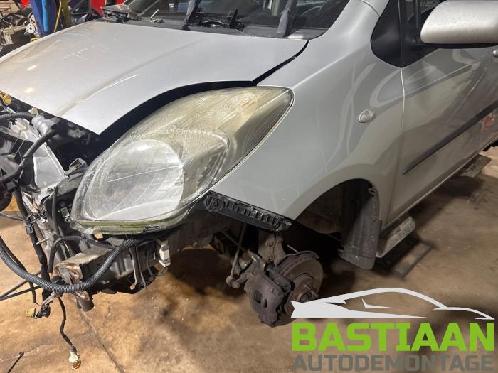 Toyota Yaris II 1.33 16V Dual VVT-I Sloopvoertuig (2010, Grijs)