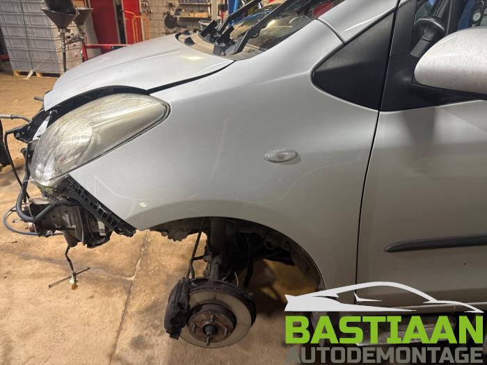 Toyota Yaris II 1.33 16V Dual VVT-I Sloopvoertuig (2010, Grijs)