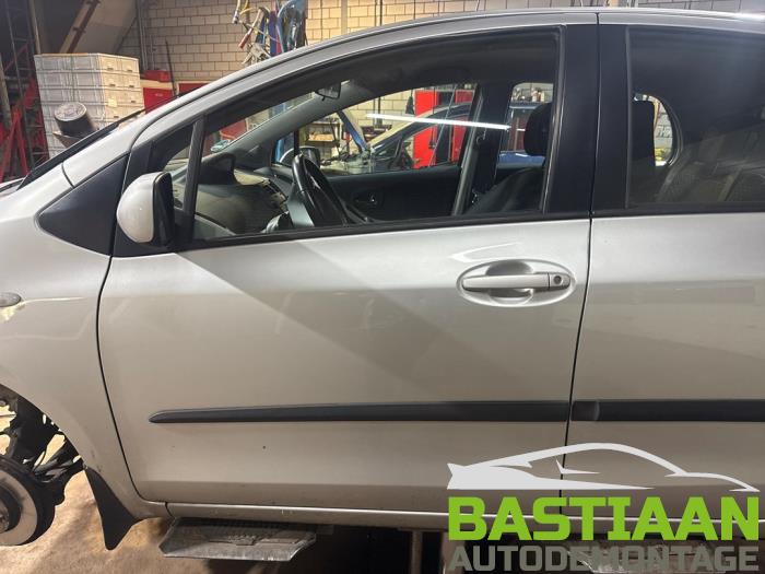 Toyota Yaris II 1.33 16V Dual VVT-I Sloopvoertuig (2010, Grijs)