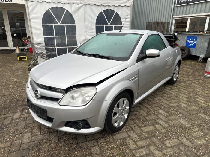 Opel Tigra Twin Top 1.4 16V Sloopvoertuig (2005, Zilvergrijs)