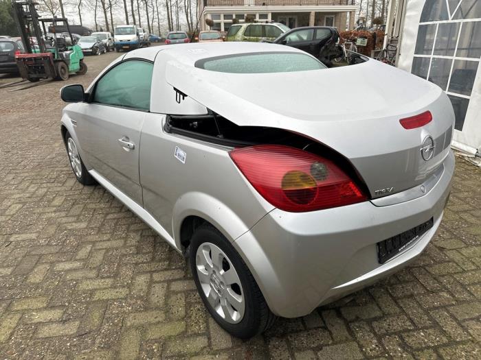 Opel Tigra Twin Top 1.4 16V Sloopvoertuig (2005, Zilvergrijs)