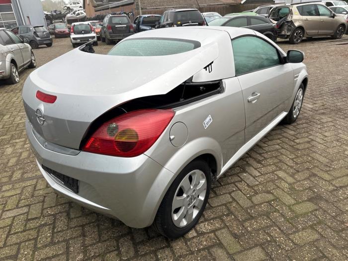 Opel Tigra Twin Top 1.4 16V Sloopvoertuig (2005, Zilvergrijs)