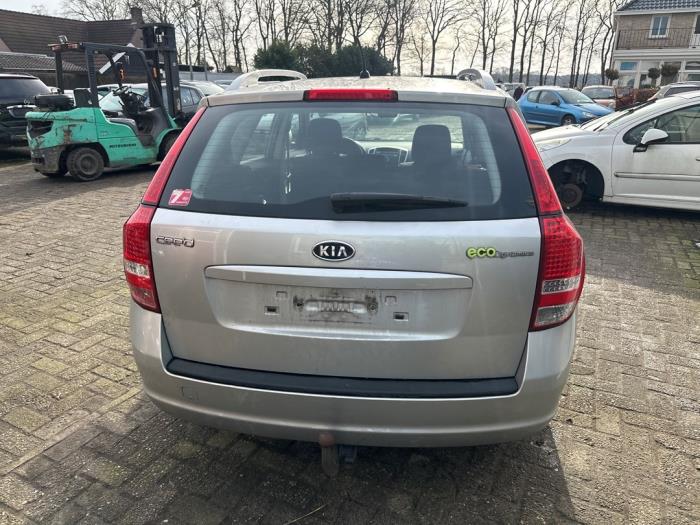 Kia Cee'd Sporty Wagon 1.4 16V Sloopvoertuig (2011, Zilvergrijs)