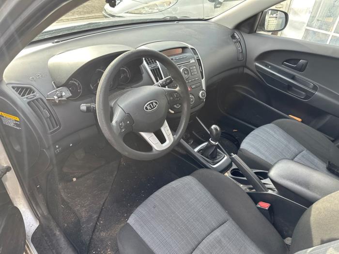 Kia Cee'd Sporty Wagon 1.4 16V Sloopvoertuig (2011, Zilvergrijs)