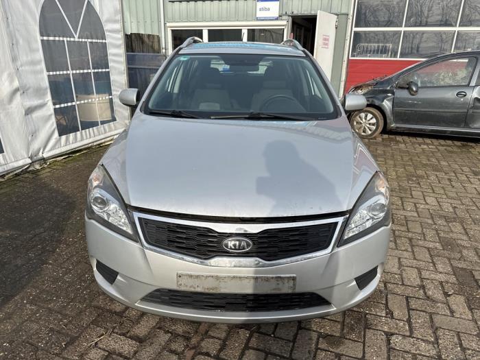 Kia Cee'd Sporty Wagon 1.4 16V Sloopvoertuig (2011, Zilvergrijs)