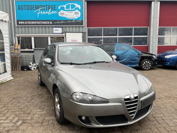 Alfa Romeo 147 1.6 Twin Spark 16V Sloopvoertuig (2005, Grijs)