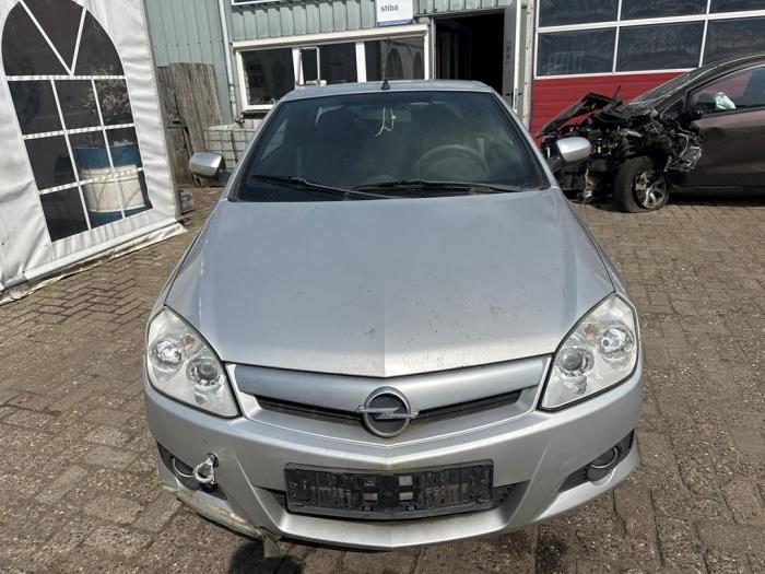 Opel Tigra Twin Top 1.8 16V Sloopvoertuig (2004, Zilvergrijs)