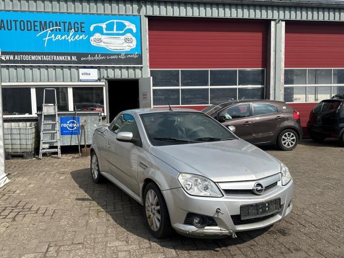 Opel Tigra Twin Top 1.8 16V Sloopvoertuig (2004, Zilvergrijs)