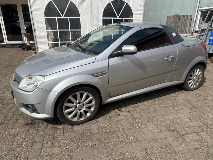 Opel Tigra Twin Top 1.8 16V Sloopvoertuig (2004, Zilvergrijs)