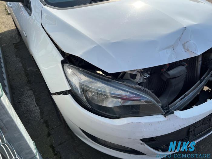 Opel Astra J Sports Tourer 1.4 16V ecoFLEX Sloopvoertuig (2012, Wit)