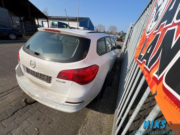 Opel Astra J Sports Tourer 1.4 16V ecoFLEX Sloopvoertuig (2012, Wit)