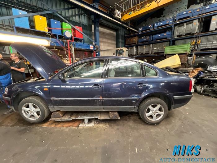 Volkswagen Passat 1.9 TDi 110 Sloopvoertuig (2000, Blauw)