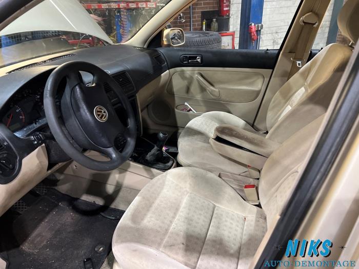 Volkswagen Golf IV 1.6 16V Sloopvoertuig (2002, Beige)