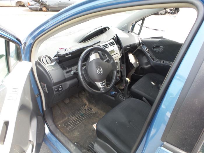 Toyota Yaris II 1.3 16V VVT-i Sloopvoertuig (2006, Grijs)