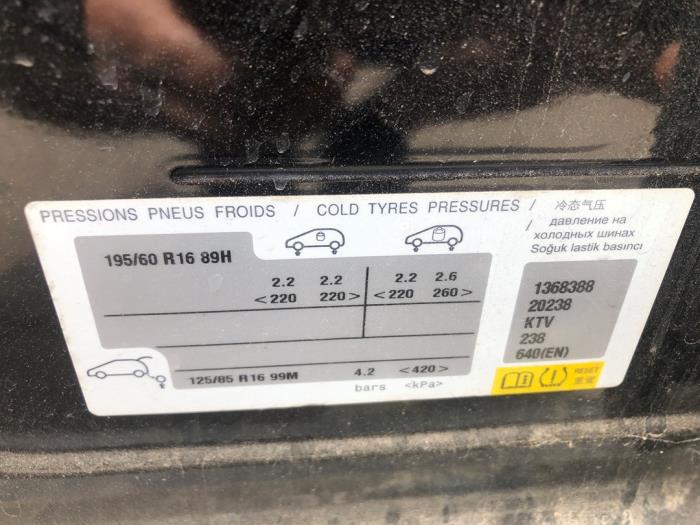 Peugeot 2008 1.2 Vti 12V PureTech 82 Sloopvoertuig (2015, Zwart)