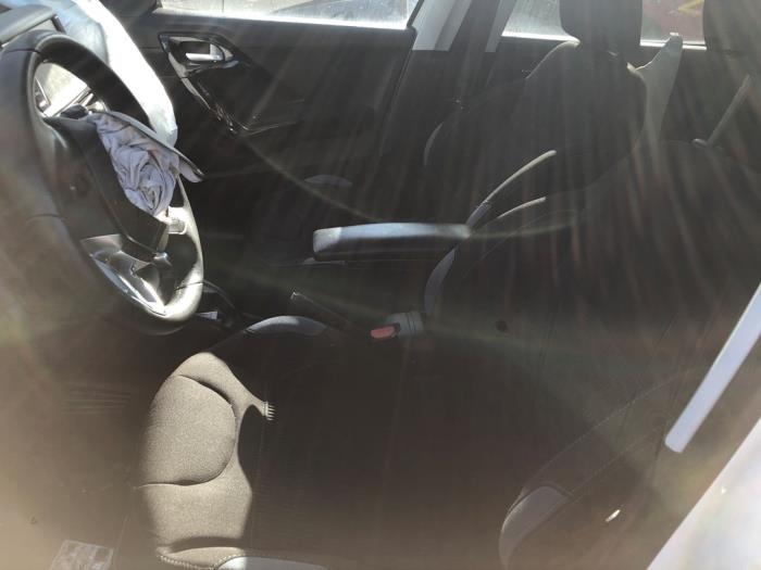 Peugeot 208 I 1.2 Vti 12V PureTech 82 Sloopvoertuig (2015, Wit)