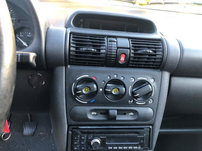 Opel Corsa B 1.4i Sloopvoertuig (1997, Zwart)